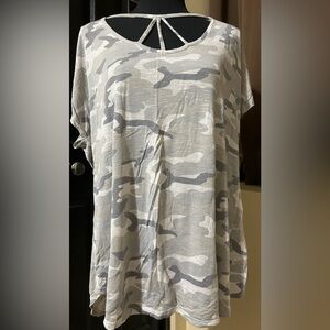 Maurice’s gray and white camouflage tshirt XL